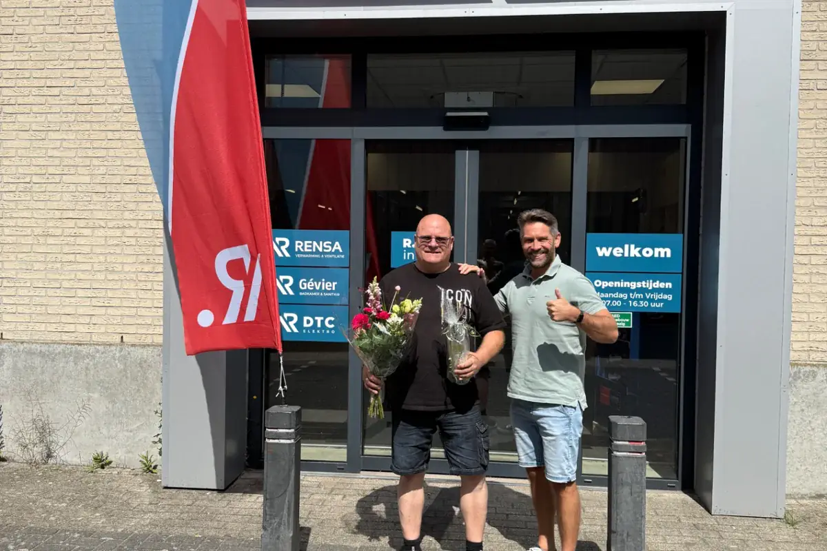 Twee mannen voor een Installatie Service Punt-winkel, een met een bos bloemen en de andere met een duim omhoog