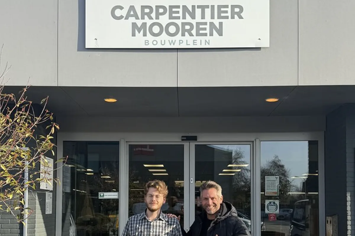 Twee mannen voor de ingang van Carpentier Mooren Bouwplein in Aalsmeer